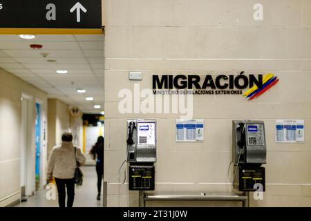 Bogotà, Colombia - 8 gennaio 2023: I passeggeri entrano attraverso un corridoio verso gli uffici migratori dell'aeroporto El Dorado Foto Stock