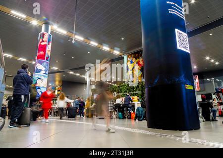 Bogotà, Colombia - 8 gennaio 2023: I passeggeri attraversano rapidamente la hall dell'aeroporto El Dorado Foto Stock