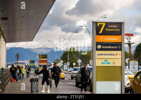 Bogotà, Colombia - 23 gennaio 2023: Cartello "Gate 7" all'entrata dell'aeroporto El Dorado Foto Stock