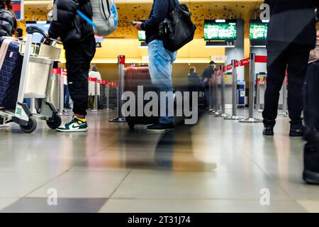 Bogotà, Colombia - 8 gennaio 2023: I passeggeri fanno la fila nell'area di check-in dell'aeroporto El Dorado Foto Stock