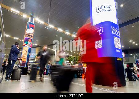 Bogotà, Colombia - 8 gennaio 2023: I passeggeri attraversano rapidamente la hall dell'aeroporto El Dorado Foto Stock