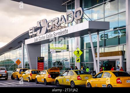 Bogotà, Colombia - 23 gennaio 2023: I taxi attendono l'arrivo dei passeggeri all'ingresso dell'aeroporto El Dorado Foto Stock