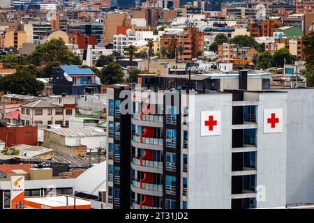 Bogotà, Colombia - 7 gennaio 2023: Gli infermieri fanno una pausa sul tetto dell'edificio della Croce Rossa, nel quartiere Chapinero Foto Stock