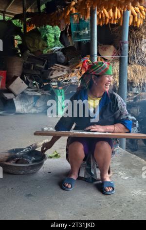 Una donna Flower Hmong disegna un modello per il suo ricamo tradizionale, Mu Cang Chai, Yen Bai, Vietnam Foto Stock