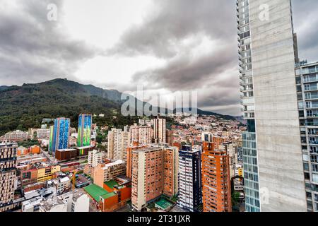 Bogotà, Colombia - 23 gennaio 2023: Vista panoramica della città con la collina di Monserrate sullo sfondo Foto Stock