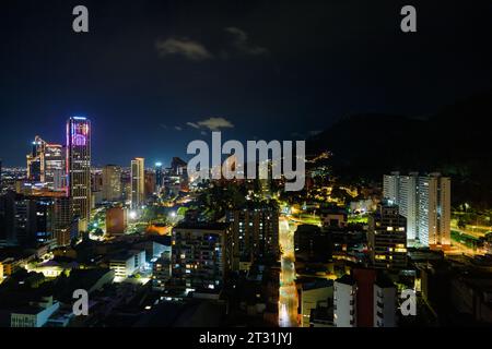 Bogotà, Colombia - 23 gennaio 2023: Vista notturna panoramica dei grattacieli del quartiere finanziario di Bogotà Foto Stock