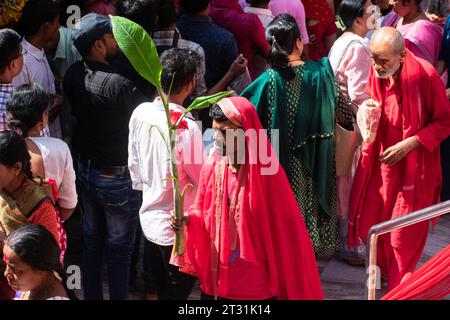 Guwahati, Assam, India. 22 ottobre 2023. I devoti frequentano il festival Navratri al tempio di Kamakhya. (Immagine di credito: © David Talukdar/ZUMA Press Wire) SOLO USO EDITORIALE! Non per USO commerciale! Foto Stock