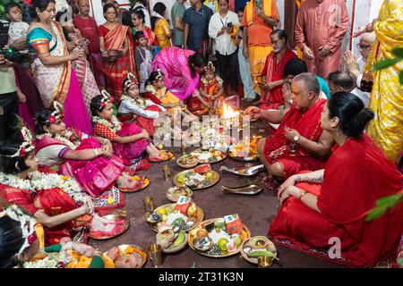 Guwahati, Assam, India. 22 ottobre 2023. I devoti frequentano il festival Navratri al tempio di Kamakhya. (Immagine di credito: © David Talukdar/ZUMA Press Wire) SOLO USO EDITORIALE! Non per USO commerciale! Foto Stock