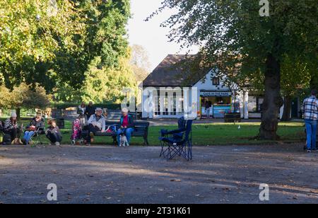 Cafe in the Park, situato a Castle Park, Colchester, Essex, con persone sedute all'aperto che si godono il sole autunnale. Foto Stock