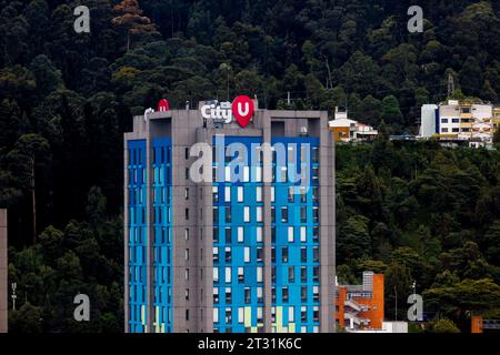 Bogotà, Colombia - 23 gennaio 2023: Edificio colorato della cittadella universitaria City U Foto Stock