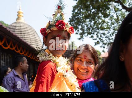 Guwahati, Assam, India. 22 ottobre 2023. I devoti frequentano il festival Navratri al tempio di Kamakhya. (Immagine di credito: © David Talukdar/ZUMA Press Wire) SOLO USO EDITORIALE! Non per USO commerciale! Foto Stock