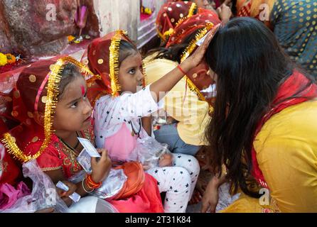 Guwahati, Assam, India. 22 ottobre 2023. I devoti frequentano il festival Navratri al tempio di Kamakhya. (Immagine di credito: © David Talukdar/ZUMA Press Wire) SOLO USO EDITORIALE! Non per USO commerciale! Foto Stock