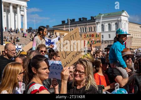 Rasistit ulos hallituksesta. Manifestanti con cartelli di cartone contro di me emme vaikene! Manifestazione contro il razzismo in Piazza del Senato a Helsinki, Finlandia. Foto Stock