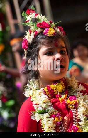 Guwahati, Assam, India. 22 ottobre 2023. I devoti frequentano il festival Navratri al tempio di Kamakhya. (Immagine di credito: © David Talukdar/ZUMA Press Wire) SOLO USO EDITORIALE! Non per USO commerciale! Foto Stock