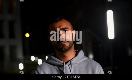 Ritratto notturno con un uomo cupo. Media. A tarda sera con un bell'uomo ben curato che si vergogna. Foto Stock