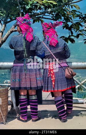 Donne Hmong floreali in abbigliamento tradizionale, Mu Cang Chai, Yen Bai, Vietnam Foto Stock