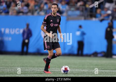 Charlotte, North Carolina, USA. 21 ottobre 2023. Sergio Busquets (5), centrocampista dell'Inter Miami, controlla la palla durante la partita di calcio tra l'Inter Miami CF e il Charlotte FC al Bank of America Stadium di Charlotte, North Carolina. Greg Atkins/CSM/Alamy Live News Foto Stock