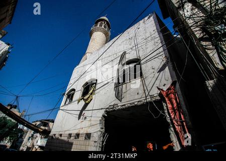 Jenin, Palestina. 22 ottobre 2023. Una visione dei danni causati alla moschea in seguito all'attentato dinamitardo delle forze israeliane, nel campo profughi di Jenin, nella Cisgiordania occupata a nord. Un aereo da guerra israeliano ha fatto irruzione nel campo profughi di Jenin all'alba di oggi e ha bombardato una moschea contenente adoratori, causando la morte di due palestinesi e feriti ad altri. (Foto di Nasser Ishtayeh/SOPA Images/Sipa USA) credito: SIPA USA/Alamy Live News Foto Stock