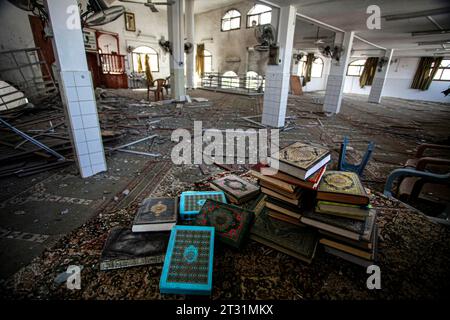 Jenin, Palestina. 22 ottobre 2023. Veduta dei Corani nella moschea danneggiata, a seguito dell'attentato dinamitardo delle forze israeliane, nel campo profughi di Jenin, nella Cisgiordania occupata a nord. Un aereo da guerra israeliano ha fatto irruzione nel campo profughi di Jenin all'alba di oggi e ha bombardato una moschea contenente adoratori, causando la morte di due palestinesi e feriti ad altri. (Foto di Nasser Ishtayeh/SOPA Images/Sipa USA) credito: SIPA USA/Alamy Live News Foto Stock