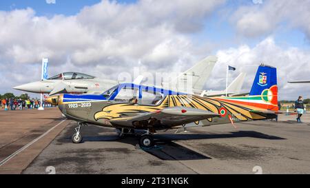 Aeronautica militare - SIAI-Marchetti S.205A & Eurofighter Typhoon F-2000A, in mostra statica al Royal International Air Tattoo 2023. Foto Stock