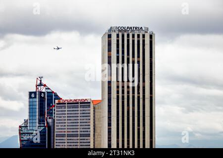 Bogotà, Colombia - 23 gennaio 2023: L'aereo vola sopra i grattacieli del distretto finanziario di Bogotà Foto Stock