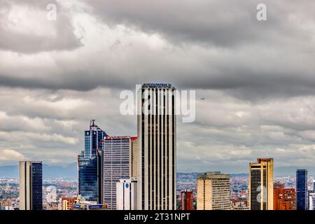 Bogotà, Colombia - 23 gennaio 2023: L'aereo vola sopra i grattacieli del distretto finanziario di Bogotà Foto Stock