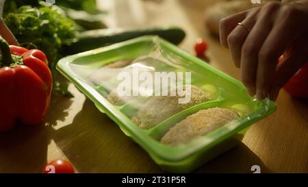 Prodotti semilavorati congelati. Stock di filmati. Il processo di cottura delle cotolette con verdure e contorni. Foto Stock