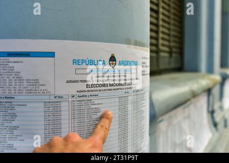 22 ottobre 2023, Buenos Aires, Ciudad Autonoma de Buenos Aires, Argentina: 22 ottobre 2023 - Buenos Aires, Ciudad Autonoma de Buenos Aires, Argentina - ricerca delle liste elettorali davanti a una scuola in cui si svolgono le elezioni presidenziali argentine del 2023 domenica 22 ottobre, insieme alle elezioni legislative, in conformità con le disposizioni della Costituzione nazionale e delle leggi elettorali.questa domenica gli argentini vanno ai sondaggi per definire chi sarà il presidente per succedere ad Alberto Fern‡ndez a partire dal 10 dicembre. Circa 35 milioni di elettori sono chiamati a scegliere il prossimo presidente Foto Stock