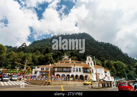 Bogotà, Colombia - 2 gennaio 2023: Decine di turisti si mettono in fila per salire sulla collina di Monserrate in funicolare e funicolare Foto Stock