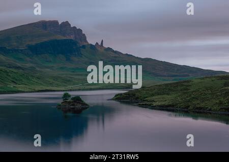 La mattina presto al Loch Fada con vista sull'Old Man of Storr nell'isola di Skye, in Scozia. Foto Stock