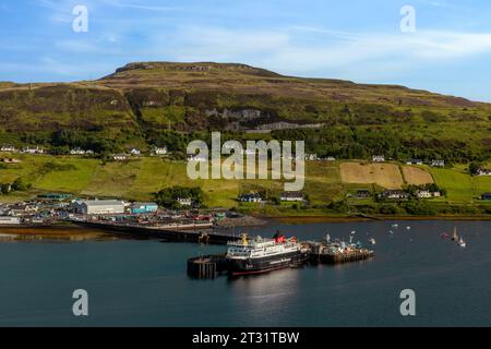 Il molo di Uig è il principale porto di traghetti sull'isola di Skye, con traghetti per Tarbert su Harris e Lochmaddy su North Uist. Foto Stock