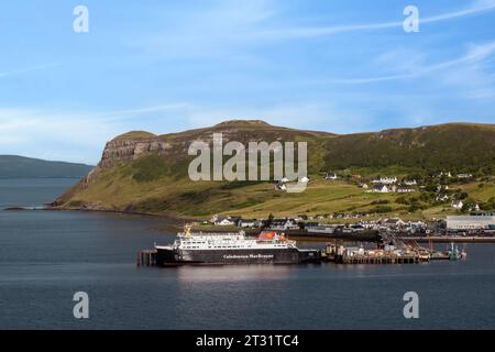 Il molo di Uig è il principale porto di traghetti sull'isola di Skye, con traghetti per Tarbert su Harris e Lochmaddy su North Uist. Foto Stock