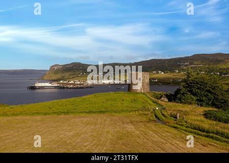 Il molo di Uig è il principale porto di traghetti sull'isola di Skye, con traghetti per Tarbert su Harris e Lochmaddy su North Uist. Foto Stock