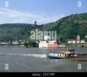 Germania. Kaub. Castello di Pfalzgrafenstein sul Reno con castello di Gutenfels. Foto Stock