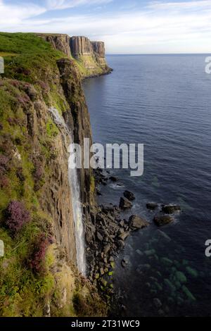 Kilt Rock è una torreggiante parete rocciosa sull'isola di Skye che assomiglia a un kilt, con strati orizzontali di basalto e roccia doleritica. Foto Stock