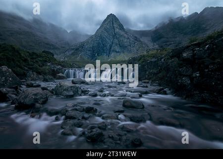 Le Fairy Pools sono una serie di piscine e cascate nel fiume Brittle, formate dall'erosione glaciale, situate vicino a Glen Brittle, Isola di Skye, Scozia. Foto Stock