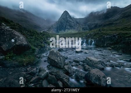 Le Fairy Pools sono una serie di piscine e cascate nel fiume Brittle, formate dall'erosione glaciale, situate vicino a Glen Brittle, Isola di Skye, Scozia. Foto Stock