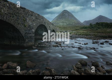 Sligachan Bridge è un ponte di macerie a tre campate costruito nel 1810-1818 dall'ingegnere Thomas Telford, situato nell'isola di Skye, in Scozia. Foto Stock