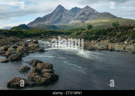 Le cascate di Sligachan sono una serie di cascate sul fiume Sligachan, che scendono dalle pendici delle montagne Cuillin, Isola di Skye, Scozia. Foto Stock