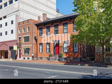 Centro di Trenton: Moderna casa cittadina (226) adiacente alla storica Lutine House (224) nel distretto storico di State House. Foto Stock