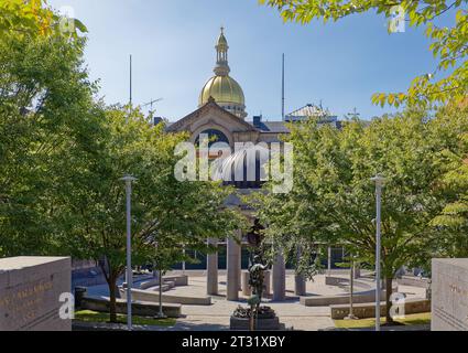 Centro di Trenton: La New Jersey State House, 125 West State Street, vista attraverso il monumento commemorativo della seconda guerra mondiale. Foto Stock