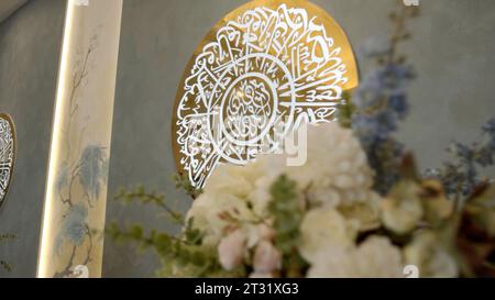 Finestra rotonda e dettagli calligrafici nella moschea. Scena. Concetto di architettura e religione. Foto Stock