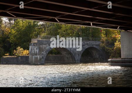 Resti dell'acquedotto che attraversava il fiume Mohawk, come parte del sistema del canale Erie. Moderno ponte sopra. Foto Stock