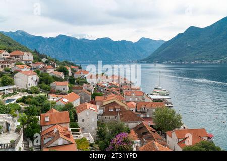 Vista aerea panoramica della cittadina di Perast, Montenegro Foto Stock