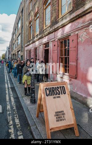 Coda nell'ultimo giorno della mostra delle prime opere di Christo al 4 di Princelet Street a est di Londra a cura di Elena Geuna. Foto Stock