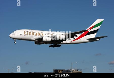 Un Airbus A380 di Emirates si avvicina all'aeroporto di Gatwick Foto Stock