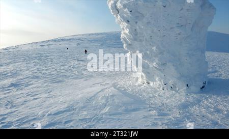 Montagne innevate ghiacciate. Clip. Paesaggio diurno con enormi colline che si ergono sotto il ghiaccio. Foto Stock