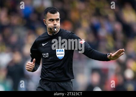 Lillestrom, Norvegia. 22 ottobre 2023. L'arbitro Rohit Saggi è stato visto durante l'Eliteserien match tra Lillestrom e Vaalerenga allo Stadion Lillestrom di Aaraaasen. (Foto: Gonzales Photo/Alamy Live News Foto Stock