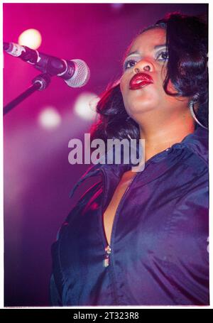 MAYSA, INCOGNITO, 1996: La cantante jazz americana Maysa Leak canta con il gruppo soul britannico Incognito durante il loro tour nel Regno Unito alla Cardiff University Students Union Great Hall a Cardiff, Galles, nell'ottobre 1996. Fotografia: Rob Watkins. INFO: Gli Incognito, una band acid jazz britannica formata a Londra nel 1979, rivoluzionarono il genere con la loro fusione di musica jazz, funk, soul e dance. Foto Stock