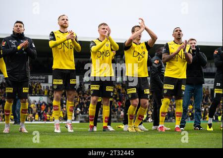 Lillestrom, Norvegia. 22 ottobre 2023. I giocatori del Lillestrom celebrano la vittoria dopo la partita di Eliteserien tra Lillestrom e Vaalerenga allo Stadion Lillestrom di Aaraaasen. (Foto: Gonzales Photo/Alamy Live News Foto Stock